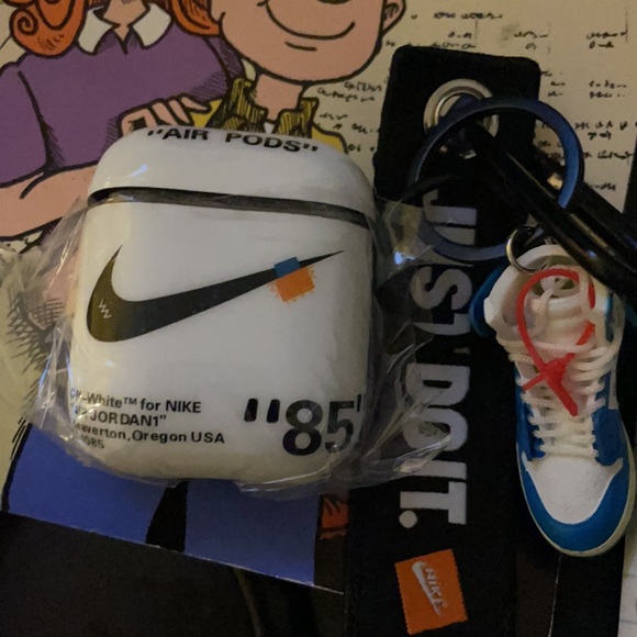 AirPod case - Picture 2 of 5